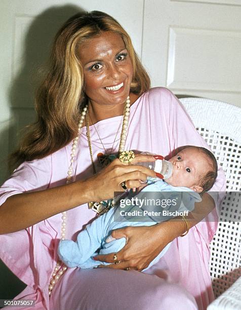 Daliah Lavi-Gans , , Sohn Alexander, Sunset Island, Miami Beach, Florida, United States of America , Nord-Amerika, Homestory, Baby, im Arm halten,...