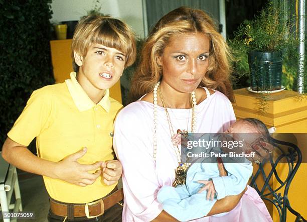 Daliah Lavi-Gans , , Baby Alexander, Sohn Rouven, Sunset Island, Miami Beach, Florida, United States of America , Nord-Amerika, Homestory, im Arm...