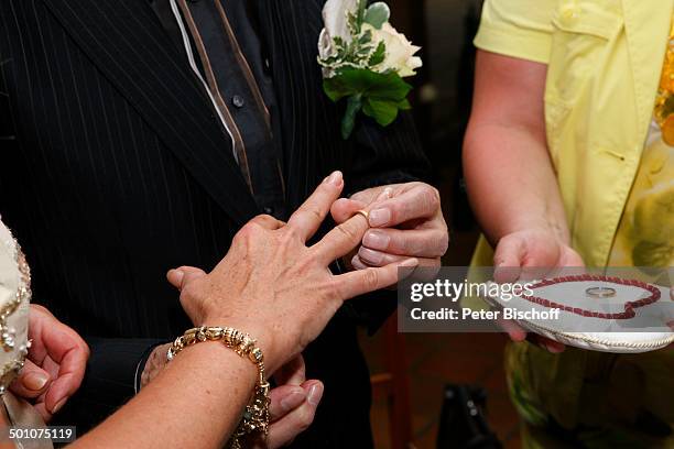 Bräutigam Gernot Endemann, steckt Braut Sabine Endemann den Ehe-Ring an, Christiane Genz , standesamtliche Trauung, Hochzeit, "Heimatmuseum Seelze",...