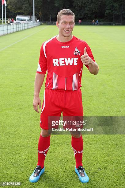 Lukas Podolski, PK, Sportplatz vom "1. FC Köln", Köln, Nordrhein-Westfalen, Deutschland, Europa, Logo, Werbung, Sponsor, Fussball-Schuhe, Trikot,...