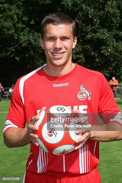 Lukas Podolski, PK, Sportplatz vom "1. FC Köln", Köln, Nordrhein-Westfalen, Deutschland, Europa, Logo, Werbung, Sponsor, Fussball-Ball, Trikot,...