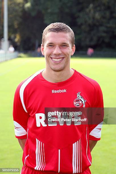 Lukas Podolski, PK, Sportplatz vom "FC Köln", Köln, Nordrhein-Westfalen, Deutschland, Europa, Halbkörper-Portrait, lachen, Logo, Werbung, Sponsor,...