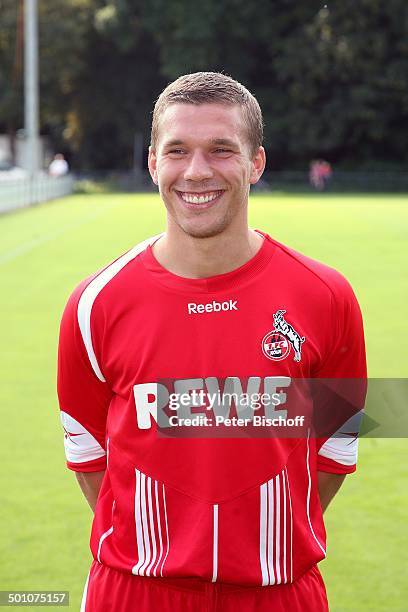 Lukas Podolski, PK, Sportplatz vom "FC Köln", Köln, Nordrhein-Westfalen, Deutschland, Europa, Halbkörper-Portrait, lachen, Logo, Werbung, Sponsor,...