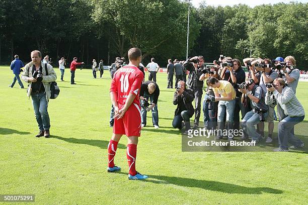 Lukas Podolski, Fotografen, PK, Sportplatz vom "1. FC Köln", Köln, Nordrhein-Westfalen, Deutschland, Europa, Logo, Werbung, Sponsor, fotografieren,...