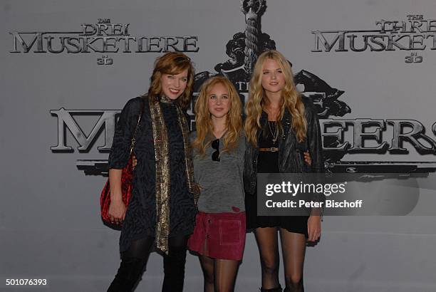 Milla Jovovich, Juno Temple, Gabriella Wilde , Präsentation zum Drehstart "Drei Musketiere", Hotel "Bayerischer Hof", München, Bayern, Deutschland,...