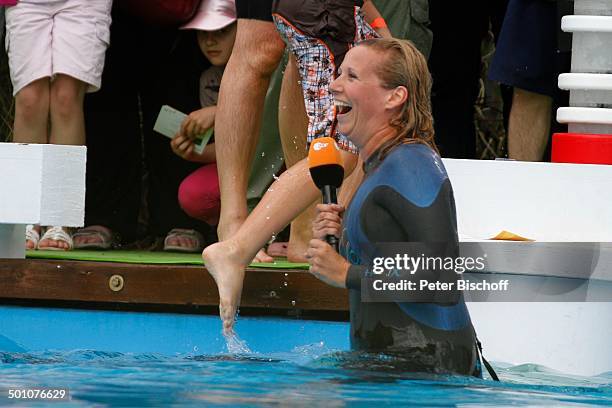 Andrea "Kiwi" Kiewel im Pool nach Wasserrutsche, ZDF-Sendung "Fernsehgarten" , Mainz, Rheinland-Pfalz, Deutschland, Europa, Jubiläum, Jubiläumsshow,...