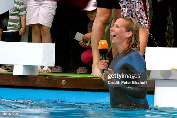 Andrea "Kiwi" Kiewel im Pool nach Wasserrutsche, ZDF-Sendung "Fernsehgarten" , Mainz, Rheinland-Pfalz, Deutschland, Europa, Jubiläum, Jubiläumsshow,...