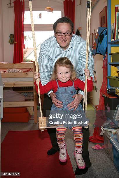 Hubert Schmid , Tochter Charlotte , Geburt der 2.Tochter und Homestory, Marburg, Hessen, Deutschland, Europa, Kinderzimmer, spielen, Schaukel,...