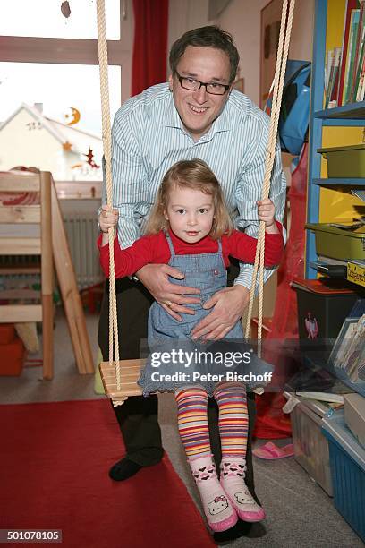 Hubert Schmid , Tochter Charlotte , Geburt der 2.Tochter und Homestory, Marburg, Hessen, Deutschland, Europa, Kinderzimmer, spielen, Schaukel,...