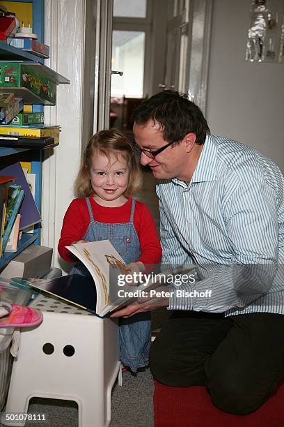 Hubert Schmid , Tochter Charlotte , Geburt der 2.Tochter und Homestory, Marburg, Hessen, Deutschland, Europa, Kinderzimmer, spielen, Schaukel, Kind,...