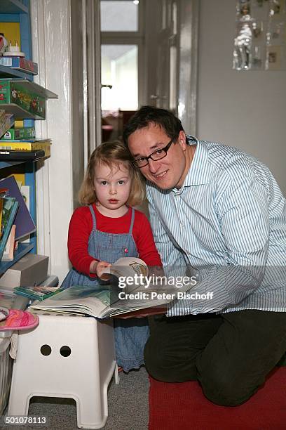 Hubert Schmid , Tochter Charlotte , Geburt der 2.Tochter und Homestory, Marburg, Hessen, Deutschland, Europa, Kinderzimmer, spielen, Schaukel, Kind,...