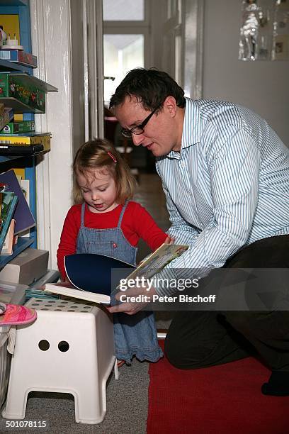 Hubert Schmid , Tochter Charlotte , Geburt der 2.Tochter und Homestory, Marburg, Hessen, Deutschland, Europa, Kinderzimmer, spielen, Schaukel, Kind,...