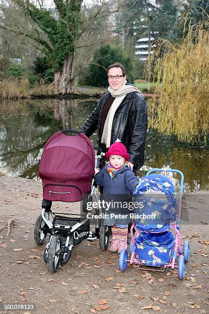 Hubert Schmid , Tochter Charlotte , im Kinderwagen 2.Tochter Säugling Lioba Marie , Spaziergang mit Töchtern, Marburg, Hessen, Deutschland, Europa,...