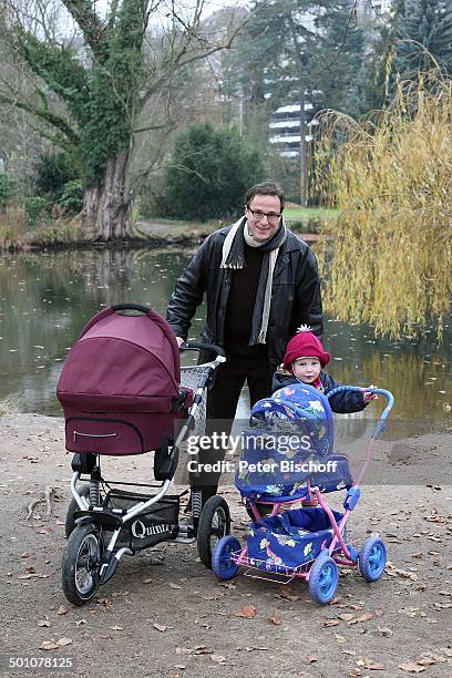 Hubert Schmid , Tochter Charlotte , im Kinderwagen 2.Tochter Säugling Lioba Marie , Spaziergang mit Töchtern, Marburg, Hessen, Deutschland, Europa,...