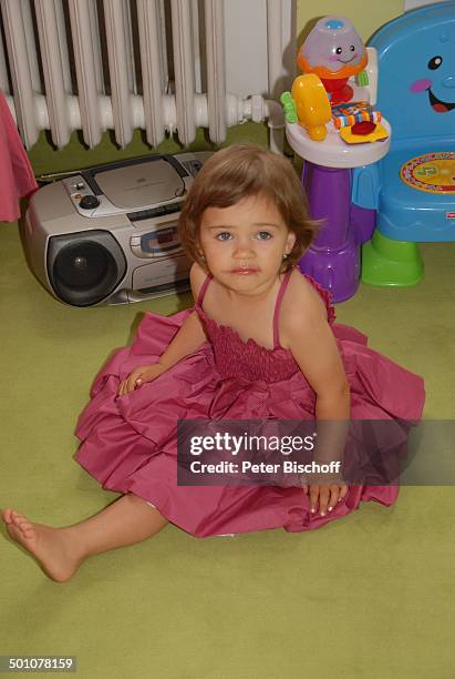 Charlotte Ella Gott - , ,- , Homestory, Prag, Tschechien, Europa, Kinderzimer, Make Up, Lippen geschminkt, CD-Player, Spielzeug, Kleinkind, Kind,...