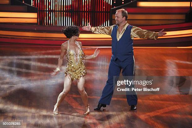 Moritz A. Sachs mit Tanzpartnerin Melissa Ortiz-Gomez, Viertelfinale der 4.Staffel der RTL-Tanzshow "Let's Dance", Köln, Nordrhein-Westfalen,...