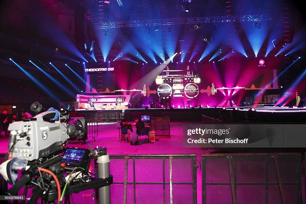 Kulisse der RTL II-Musikshow 'The Dome' 55, TUI-Arena, Hannover, Niedersachsen, Deutschland, Europa, Bühne, Scheinwerfer, Logo, Kamera, Promi, 101074,