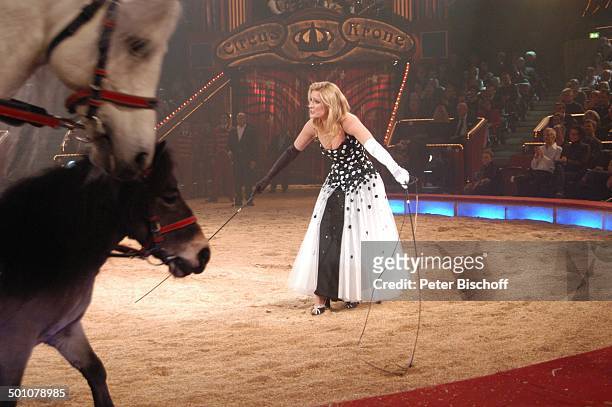 Claudia Kleinert mit einer Pferde-Dressur, ARD-Benefiz-Zirkus-Gala "Stars in der Manege", München, Bayern, Deutschland, Europa, "Circus Krone",...