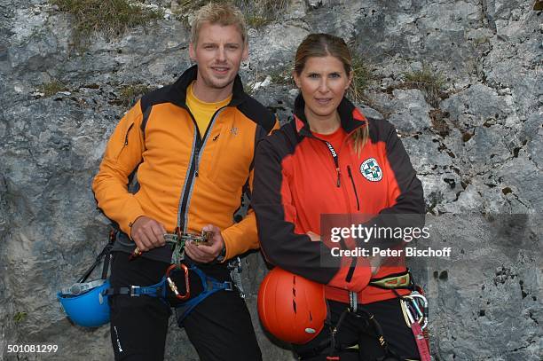 Andrea Paula Paul, Martin Gruber, ZDF-Serie "Die Bergwacht", Ramsau am Dachstein, Steiermark, Österreich, Europa, Gebirgswand, Berg, Uniform,...