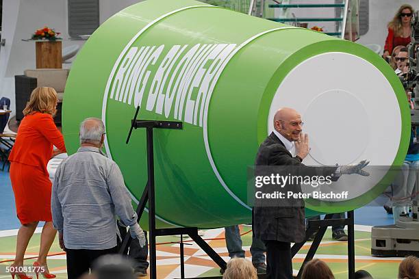 Andrea "Kiwi" Kiewel , Ralph Morgenstern bei Aktion "Ring Blower", Mitte von hinten Udo Walz , ZDF-Sendung "Fernsehgarten" , Mainz, Rheinland-Pfalz,...