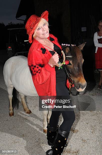 Elke Sommer , Party nach dem 16. "Tabaluga Golf Cup" beim "Eagles Charity Turnier", "Tabaluga Kinderstiftung", "Reithalle Greinwaldhof", Tutzing am...