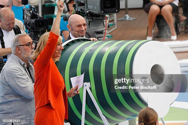 Andrea "Kiwi" Kiewel , Ralph Morgenstern bei Aktion "Ring Blower", ganz links: Udo Walz , ZDF-Sendung "Fernsehgarten" , Mainz, Rheinland-Pfalz,...