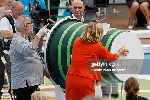 Andrea "Kiwi" Kiewel , Ralph Morgenstern bei Aktion "Ring Blower", ganz links: Udo Walz , ZDF-Sendung "Fernsehgarten" , Mainz, Rheinland-Pfalz,...