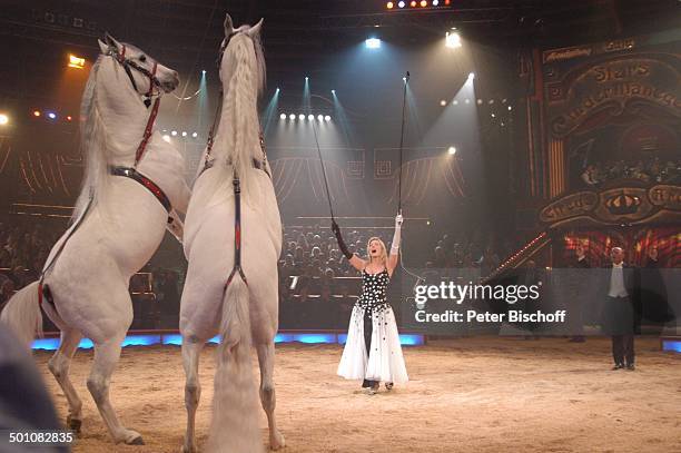 Claudia Kleinert mit einer Pferde-Dressur, ARD-Benefiz-Zirkus-Gala "Stars in der Manege", München, Bayern, Deutschland, Europa, "Circus Krone",...