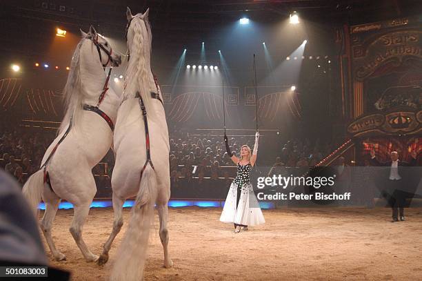 Claudia Kleinert mit einer Pferde-Dressur, ARD-Benefiz-Zirkus-Gala "Stars in der Manege", München, Bayern, Deutschland, Europa, "Circus Krone",...