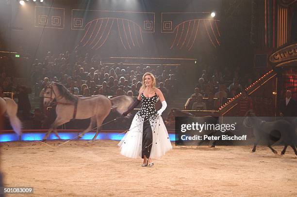 Claudia Kleinert mit einer Pferde-Dressur, ARD-Benefiz-Zirkus-Gala "Stars in der Manege", München, Bayern, Deutschland, Europa, "Circus Krone",...