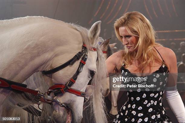 Claudia Kleinert mit einer Pferde-Dressur, ARD-Benefiz-Zirkus-Gala "Stars in der Manege", München, Bayern, Deutschland, Europa, "Circus Krone",...
