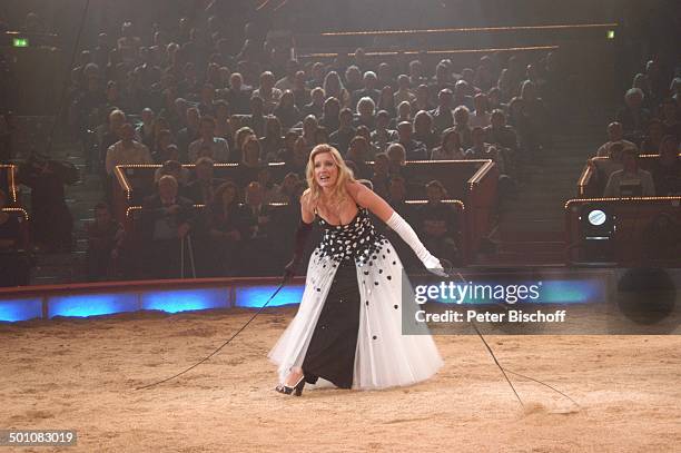 Claudia Kleinert mit einer Pferde-Dressur, ARD-Benefiz-Zirkus-Gala "Stars in der Manege", München, Bayern, Deutschland, Europa, "Circus Krone",...