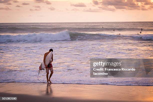 costa rica, surf an sunset - iacomino costa rica - fotografias e filmes do acervo