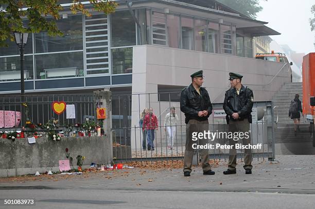 Polizisten vor dem Zaun mit Briefen, Nachrichten, guten Wünschen für verletzte Mitschüler, 1. Schultag nach Amoklauf am Gymnasium Carolinum, Ansbach,...