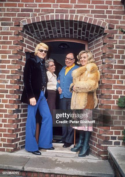 Heino, Ex-Ehefrau Lilo Kramm , Heinz Erhardt , , Ehefrau Gilda Erhardt , Homestory, Europa, Eingang, Tür, Brille, abgedunkelte Gläser,...