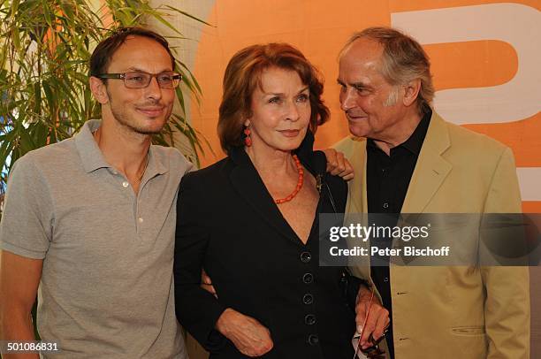 Senta Berger mit Ehemann Dr. Michael Verhoeven und Sohn Luca-Paulus Verhoeven, ZDF-Empfang beim "Filmfest München 2011"; "Café Atlas", München,...