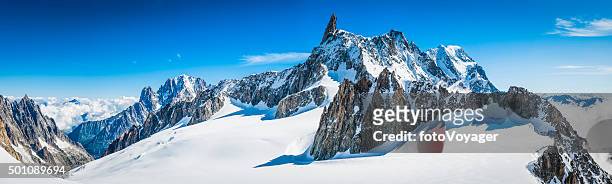 alpes dentada picos montañosos panorama sobre nívea valle blanche de chamonix - aiguille de midi fotografías e imágenes de stock