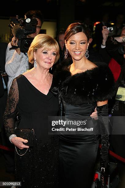 Verona Pooth , Liz Mohn , dahinter Presse, Charity-Veranstaltung, 11. "Unesco-Benefiz-Gala" 2008, Köln, Nordrhein-Westfalen, Deutschland, Europa,...