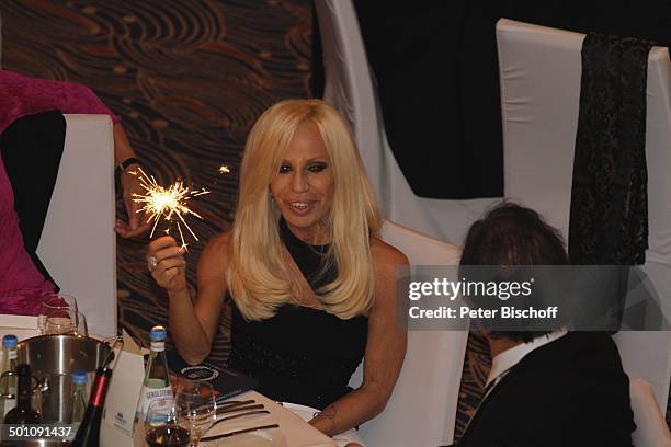 Donatella Versace , Oliver Stone , Charity-Veranstaltung, 18. "Unesco-Benefiz-Gala" 2010 für Kinder in Not, Hotel "Maritim", Düsseldorf,...