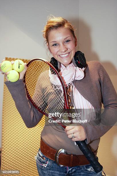 Anna-Maria Zimmermann , Tonstudio, Rietberg, Nordrhein-Westfalen, Deutschland, Europa, Tennisschläger, Tennis-Ball, Bälle, Kopfhörer, Ring, lächeln,...