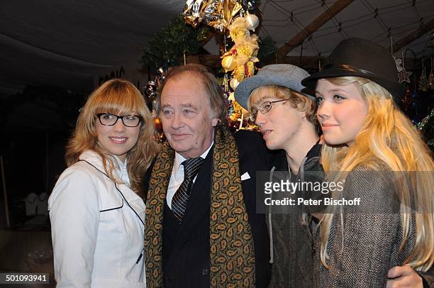 Rene Kollo mit Kindern Magali, Oliver und Florence, Weihnachten auf Gut Aiderbichl - Vor-Eröffnung vom Weihnachtsmarkt, Henndorf bei Salzburg,...