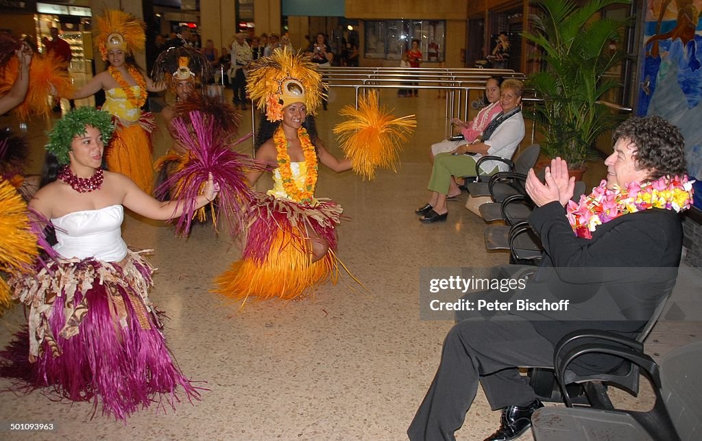 Tony Marshall (re.), einheimische Folklore-Tanz-Gruppe,,  Ankunft Flughafen Papeete,