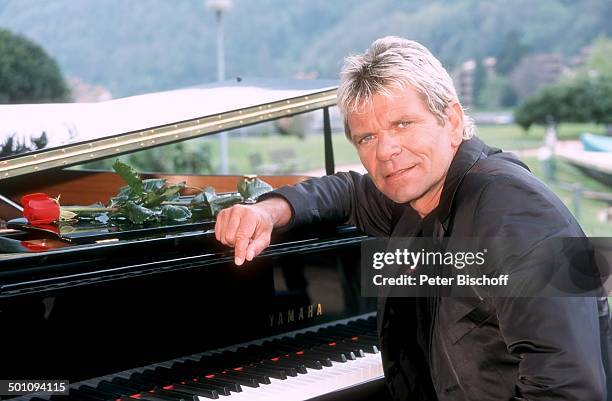 Matthias Reim, Fotoshooting um 2001, Deutschland, Europa, Anzug, lächeln, kurze Haare, Flügel, Klavier, Musikinstrument, Rose, Sänger, Promi RW, SC;...