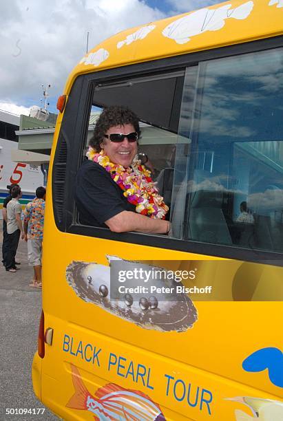 Tony Marshall,, Bus-Fahrt vom Flughafen Papeete zum Hafen, Insel Tahiti, Französisch-Polynesien, Südsee, Blumen-Kranz, Sonnenbrille, Schlager-Sänger,...