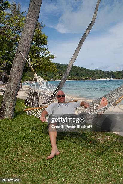 Pascal Hilger, "Hotel Bora Bora" ,, Insel Bora Bora, Französisch-Polynesien, Südsee, Strand, Meer, Palme, Hängematte, Bermuda-Shorts, Sonnenbrille,...