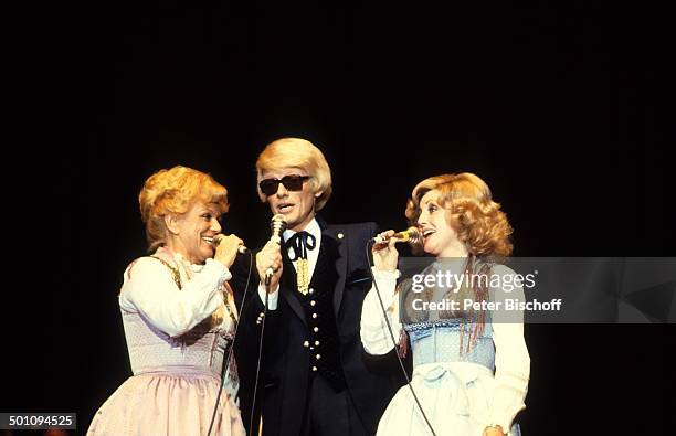 Heino , Maria und Tochter Margot Hellwig, Auftritt, "Die schönsten Lieder der Berge", Musikshow, Deutschland, Europa, Bühne, Mikrofon, simgen,...