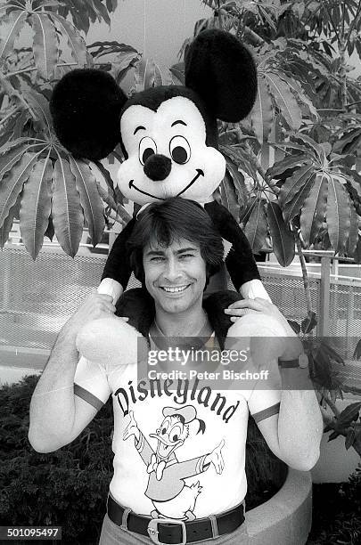 Roy Black mit "Micky Mousse",, Besuch "Disneyland" während USA-Tournee, Los Angeles, Kalifornien, Amerika, USA, Freizeitpark, Vergnügungspark,...