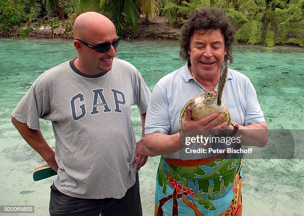Tony Marshall , Sohn Pascal Hilger, Hotel "Meridien",, Insel Moorea, Französisch-Polynesien, Südsee, Schildkröte , Schildkrötenbaby, Tier, Wasser,...