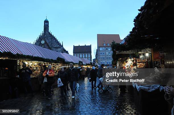 Christkindlmarkt , Nürnberg, Bayern, Deutschland, Europa, Weihnachtsmarkt, Weihnachten, Advent, Weihnachtszeit, Adventszeit, Abends, Beleuchtung,...