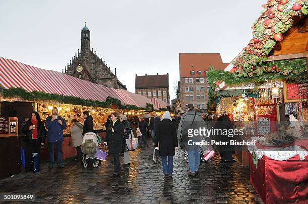 Christkindlmarkt , Nürnberg, Bayern, Deutschland, Europa, Weihnachtsmarkt, Weihnachten, Advent, Weihnachtszeit, Adventszeit, Abends, Beleuchtung,...